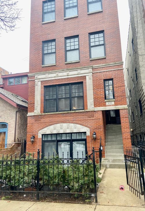 g-939 Montana St, Chicago, IL, 60614-2453 | Card Image