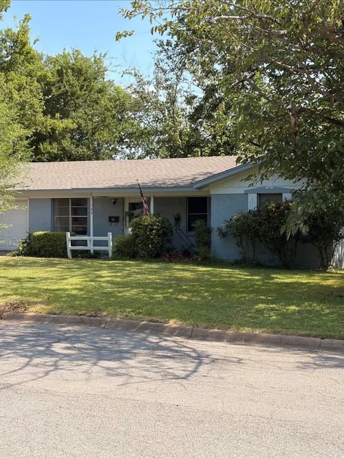 135 N Imperial Dr, Denison, TX, 75020-3573 | Card Image