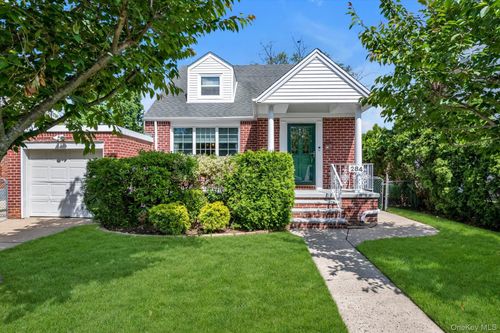 284 Whitehall Rd S, Garden City, NY, 11530-5621 | Card Image