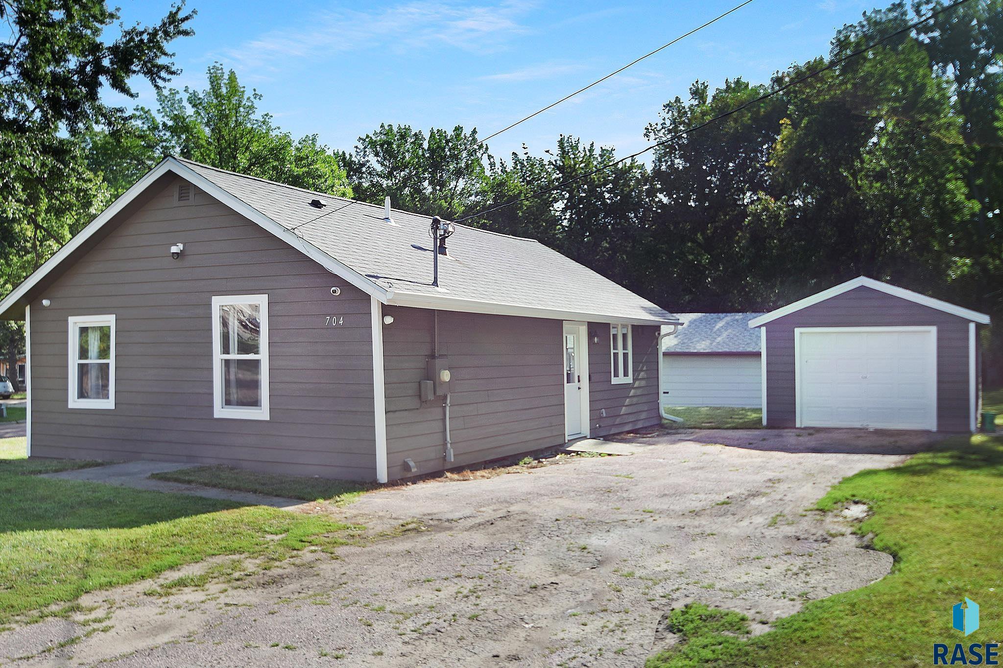 Lewis Ave, Sioux Falls, SD 57103
