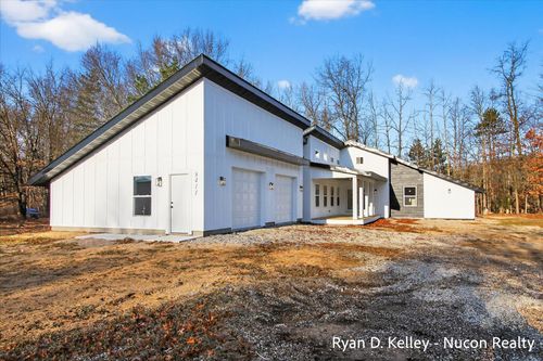 8411 Peninsula Dr W, Stanwood, MI, 49346-7305 | Card Image