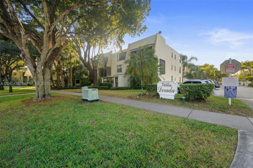 320-8-20401 Ne 30th Ave, Aventura, FL, 33180-1547 | Card Image