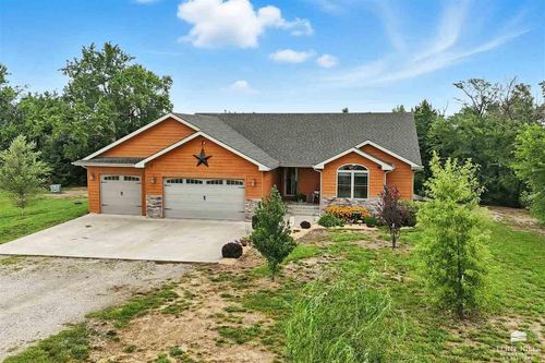 15447 Jeffrey Cir, Wamego, KS, 66547-7042 | Card Image