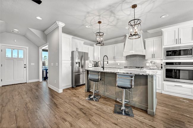 Huge island with sink. Refrigerator conveys. | Image 4