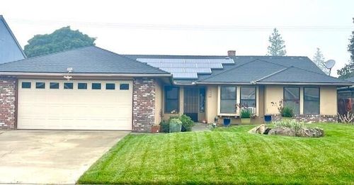 3345 S Jackie St, Visalia, CA, 93277-7147 | Card Image