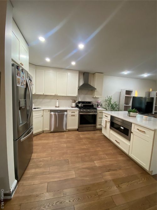70-13 Robin Ln, Bayside, NY, 11360-1185 | Card Image