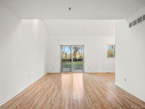 9026 E Bluewater Dr, Clarkston, MI, 48348-4256 | Card Image