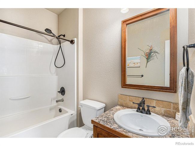 upper guest bath | Image 16