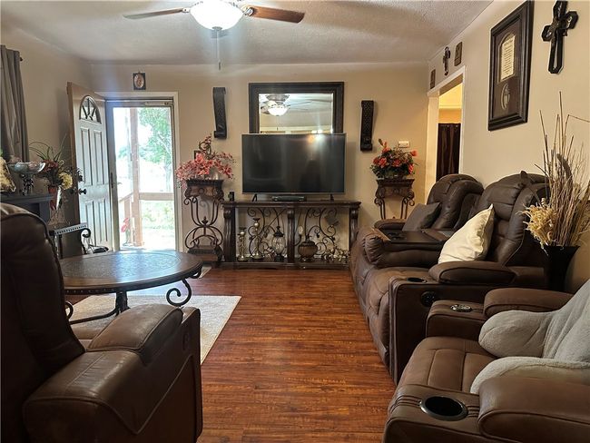 1411 Consuelo St, House other with 3 bedrooms, 1 bathrooms and 2 parking in Alice TX | Image 9