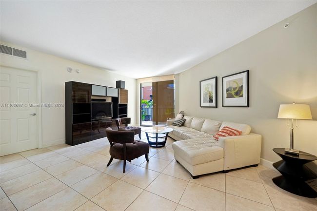 APT-717 - 55 Merrick Way, Condo with 2 bedrooms, 2 bathrooms and null parking in Coral Gables FL | Image 8