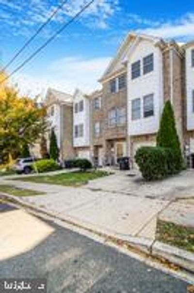 2334 Elvans Road Se, Townhouse with 3 bedrooms, 3 bathrooms and null parking in WASHINGTON DC | Image 2