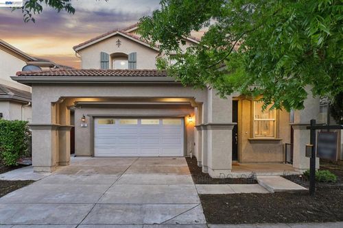 300 American Farms Ave, Lathrop, CA, 95330-8652 | Card Image
