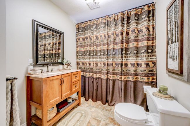 1709 East Hillcrest Drive, House other with 4 bedrooms, 3 bathrooms and null parking in Hillcrest AB | Image 16