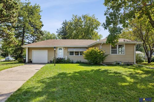 1040 N 66th St, Lincoln, NE, 68505-2215 | Card Image