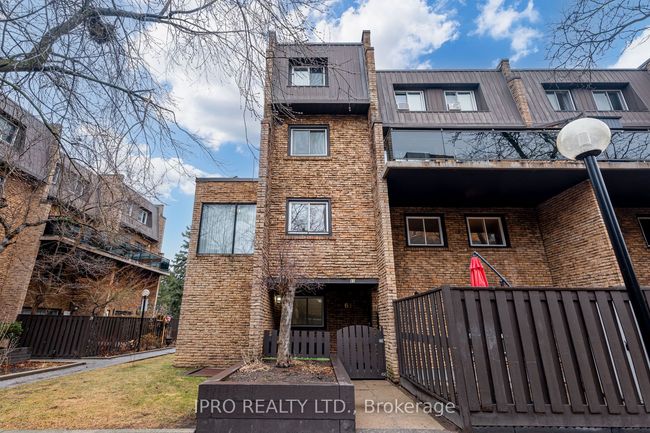 61 - 130 Ling Rd, Condo with 4 bedrooms, 2 bathrooms and 1 parking in Toronto ON | Image 5