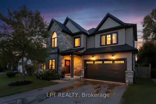 258 Andrew St, Newmarket, ON, L3Y1H2 | Card Image