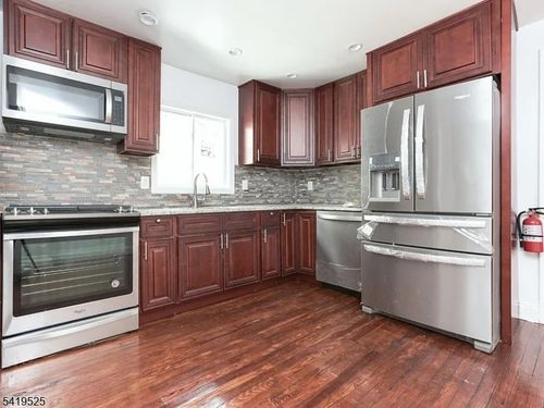 2-202 Kerrigan Blvd, Newark, NJ, 07106-3411 | Card Image