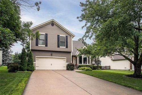 1722 Ne Duchess Dr, Lee's Summit, MO, 64086-6256 | Card Image