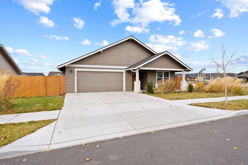 1797 Ne 4th St, Redmond, OR, 97756-6876 | Card Image