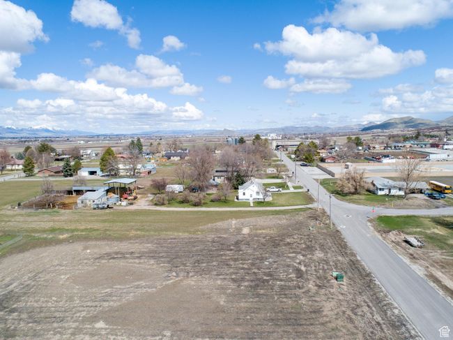 Bird's eye view with a mountain view | Image 16