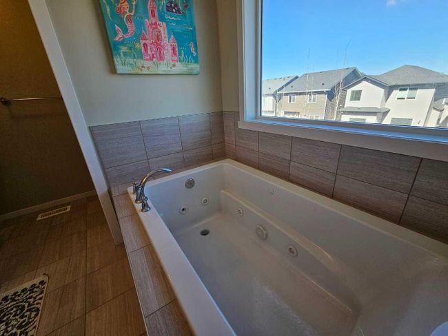 215 Nolancrest Rise Nw, Home with 3 bedrooms, 2 bathrooms and 4 parking in Calgary AB | Image 12