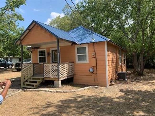 930 Red River St, House other with 3 bedrooms, 1 bathrooms and 2 parking in Lockhart TX | Image 9