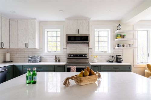 304 3rd Beach Road, Middletown, RI, 02842 | Card Image