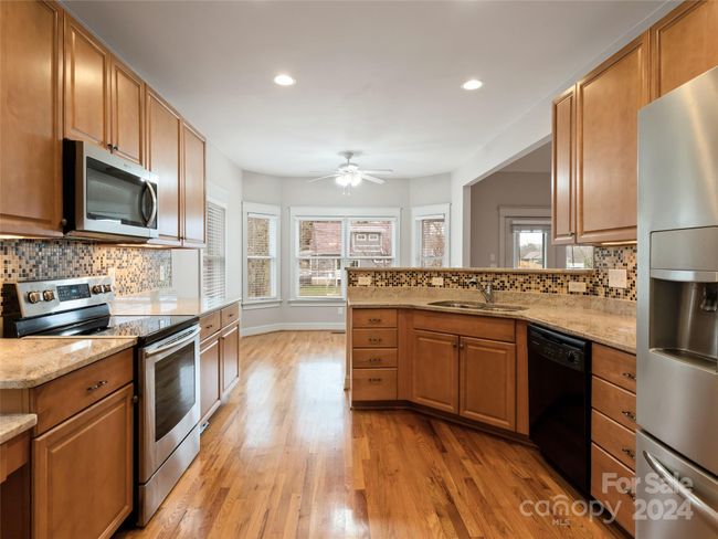 Stainless appliances and granite counters | Image 10