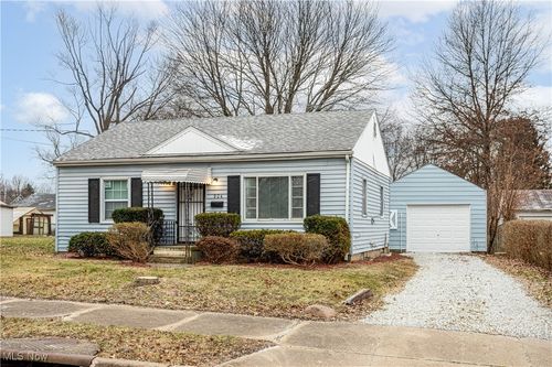 924 Fess Avenue, Akron, OH, 44307 | Card Image