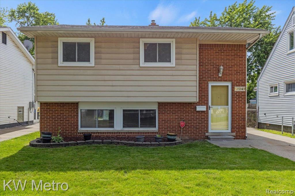 Lauren Ave, Warren, MI 48089