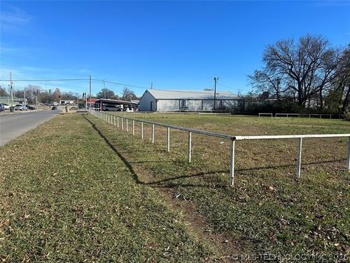806 E 13th St, Okmulgee, OK, 74447-6042 | Card Image