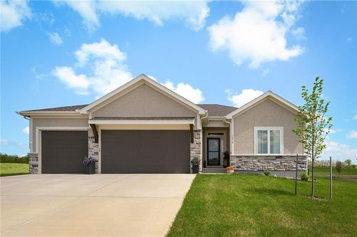 1814 Woodward Cir, Raymore, MO, 64083-8785 | Card Image