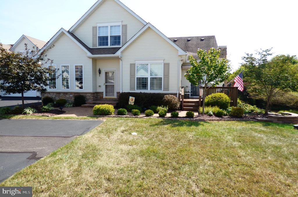 Burgundy Cir, Pennsburg, PA 18073