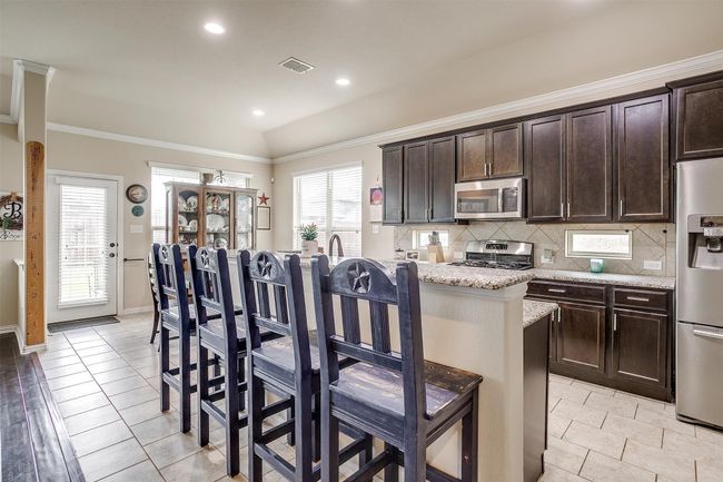Abundnat storage, granite countertops. | Image 6