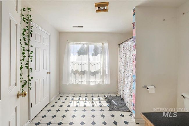 294 N 950 E, House other with 4 bedrooms, 3 bathrooms and 2 parking in Declo ID | Image 25