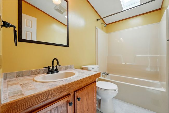 MAIN BATHROOM | Image 16