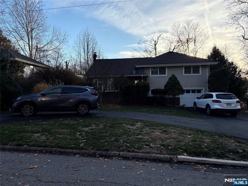 4 Center St, Cresskill, NJ, 07626-2245 | Card Image