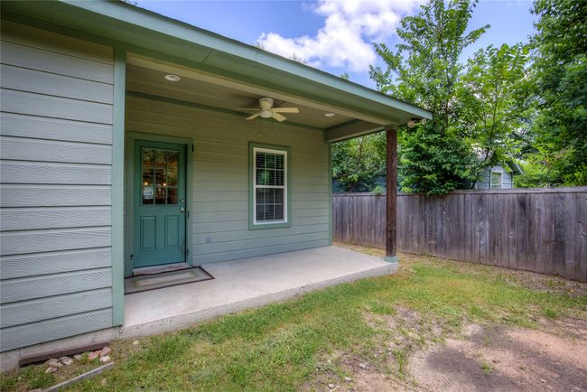 Property entrance with a ceiling fan | Image 29