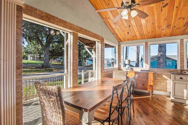 Dinig area with big windows and nice views | Image 6