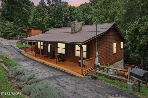 2746 Easy St, Sevierville, TN, 37862-7529 | Card Image