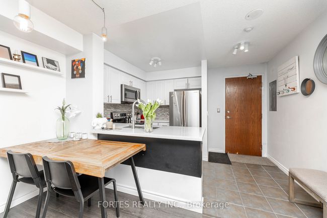 1101 - 9 Michael Power Pl, Condo with 2 bedrooms, 2 bathrooms and null parking in Etobicoke ON | Image 4