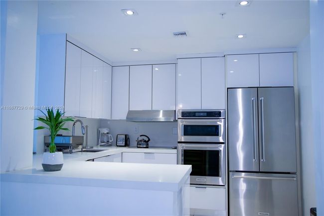 APT-1614 - 5601 Collins Ave, Home with 2 bedrooms, 2 bathrooms and null parking in Miami Beach FL | Image 4