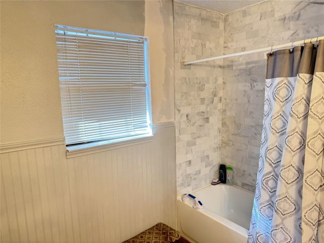 Bathroom with shower / bathtub combination with curtain | Image 13