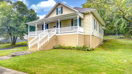907 Baxter St, Johnson City, TN, 37601-3913 | Card Image