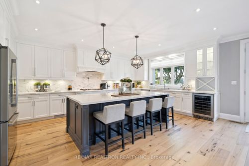 28 Burwood Rd, Etobicoke, ON, M9B2W5 | Card Image