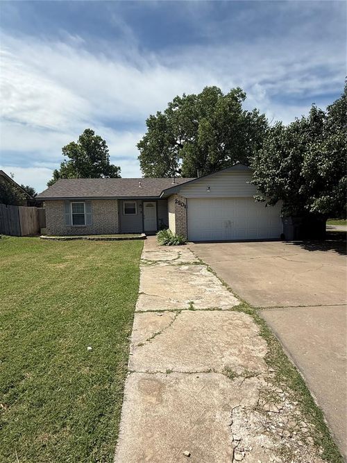 2901 Ne Lakeview Cir, Lawton, OK, 73507-7131 | Card Image