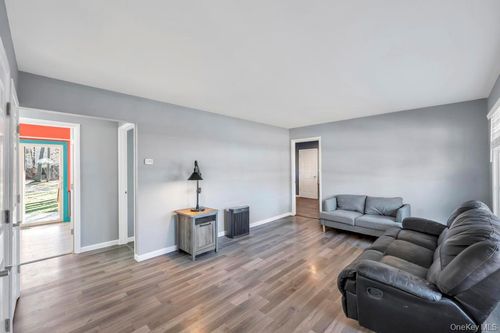 10 Westwind Dr, Bohemia, NY, 11716-3508 | Card Image