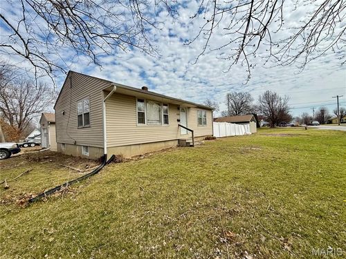 559 W Bell St, Montgomery City, MO, 63361-2301 | Card Image