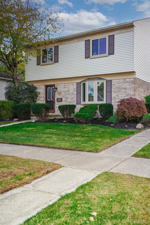 547 Orchard St, Wyandotte, MI, 48192-6843 | Card Image