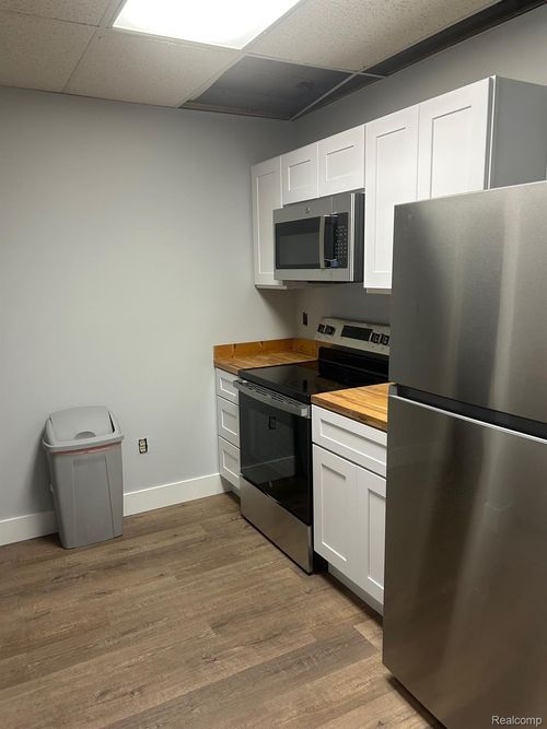 735 N Grand Ave, Fowlerville, MI, 48836-9806 | Card Image